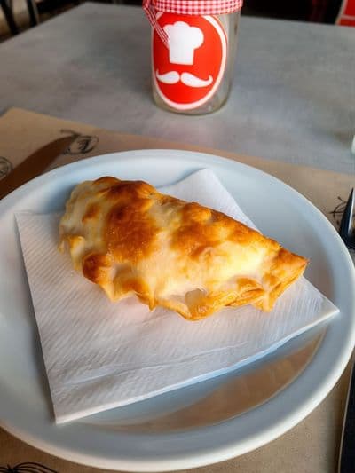 Empanada de jamón y queso