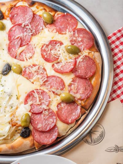 Pizza calabresa con mozzarella