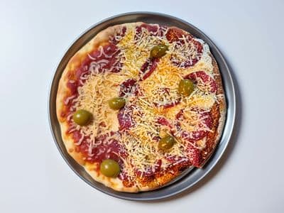 Pizza calabresa con roquefort
