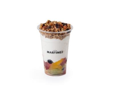 Yogur con frutas y granola