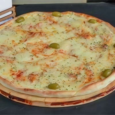 Pizza muzzarella con jamón