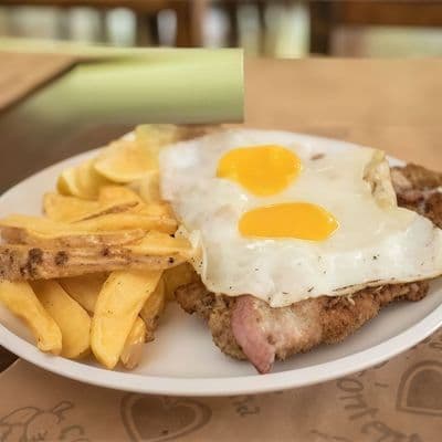 Milanesa a caballo con papas