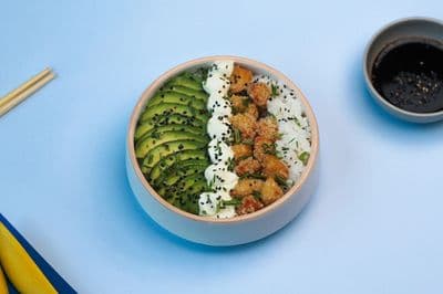 Sushi salad pollo crispy