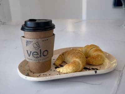 Cafe con leche + 2 medialunas.