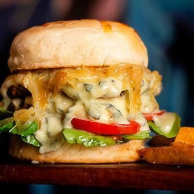 Promo - 2 hamburguesas con queso azul y papas fritas