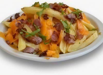 Papas fritas cheddar y panceta