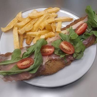 Mila con rúcula y jamón crudo