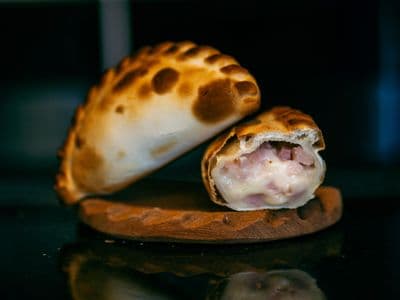 Empanada de jamón y queso