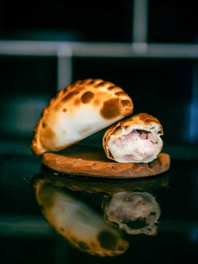 Empanada De Jamón Y Queso