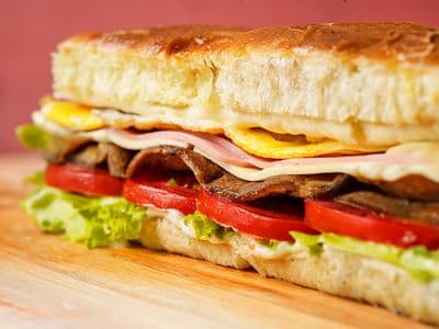 Lomo cheddar y bacon + papas