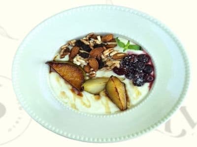 Yogurt de estación y granola