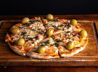 Pizza napolitana (8 porciones)