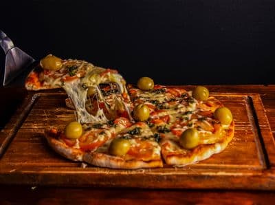 Pizza Napolitana ( 4 Porciones)