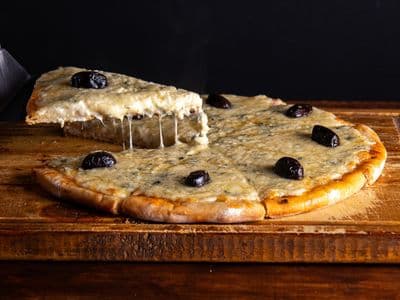 Pizza 4 Quesos ( 4 Porciones )