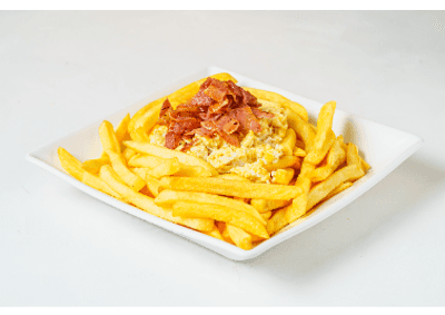 Papas con cheddar y bacon