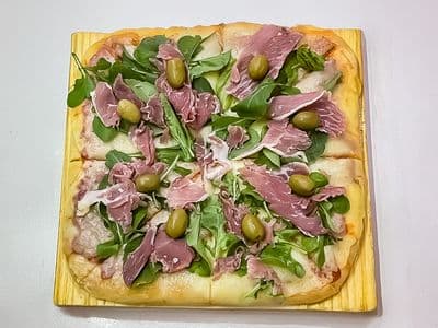 Pizza jamon crudo y rucula