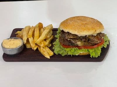 Hamburguesa de vacio con papas