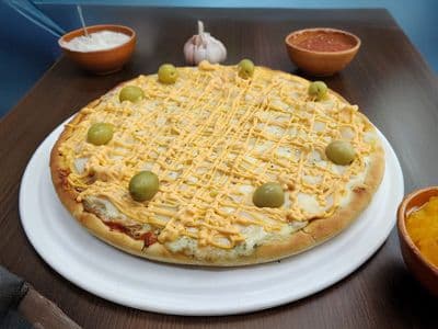 Pizza de palmitos y salsa golf