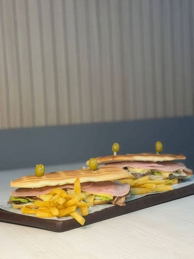Promocion para 2 personas - 2 lomos especiales + fritas + mayo de ajo